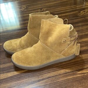 Koolaburra Tan Suede Ankle Booties size 8